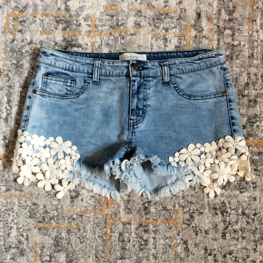 3 for $25 SUPER CUTE DENIM SHORTS WITH FLOWER DETAIL! SZ L
